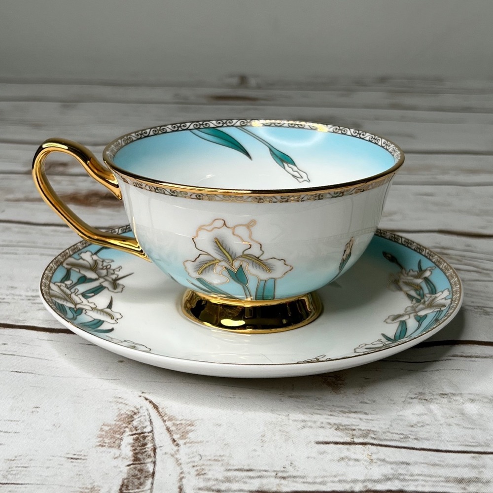 Royal‎ Classic VTG Teacup Saucer Set Blue Iris Floral Gold Trim Bone China OS